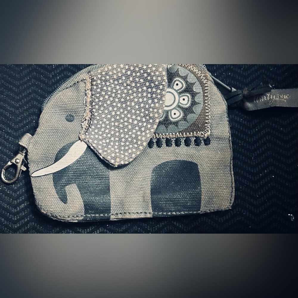 THIRTY-ONE Elephant Design Coin Purse - Gray. Great Condition! (RDBIN)